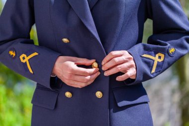 Alman Bundeswehr üniformalı bir kadın.