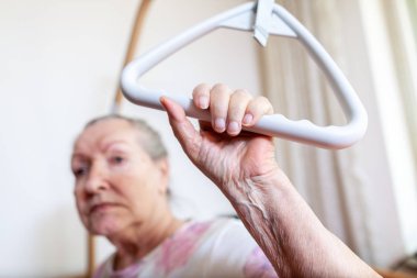 Yaşlı bir kadın darağacına kendini çeker.