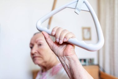 Yaşlı bir kadın darağacına kendini çeker.