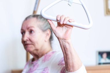 Yaşlı bir kadın darağacına kendini çeker.