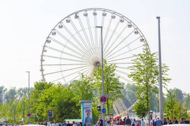 Hannover / Almanya - 9 Mayıs 2019: Hannover'deki bahar festivalinde dönme dolap duruyor.