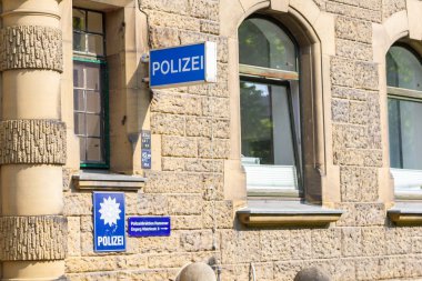 Hannover / Almanya - 9 Mayıs 2019: Polizei, Hannover'de bir Alman polis departmanında imza attı. Almanca'da Polizei kelimesi polis anlamına gelir..