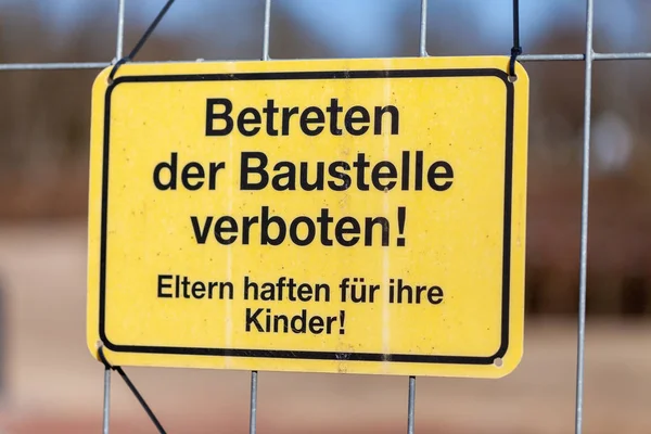 German Construction Side Sign Fence Betreten Der Baustelle Verboten Eltern — Stock Photo, Image