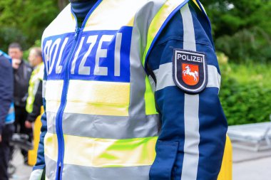 Alman polis amblemi bir subay tarafından ağladı. Alman Polizei kelimesi, polis anlamına gelir..
