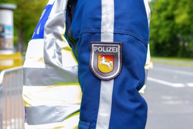 Alman polis amblemi bir subay tarafından ağladı. Alman Polizei kelimesi, polis anlamına gelir..