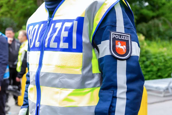 Deutsches Polizeiabzeichen Getragen Von Einem Offizier Das Deutsche Wort Polizei — Stockfoto