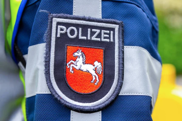경찰관이 착용한 엠블럼 Polizei독일어 단어는 경찰을 의미합니다 — 스톡 사진