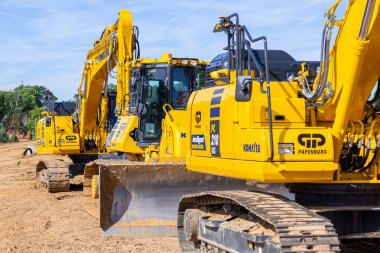 Hannover/Almanya-2 Haziran 2019: Komatsu ekskavatör ve diğer İnşaat araçları Hannover 'de bir inşaat alanında duruyor.