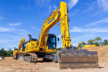 Hannover/Almanya-2 Haziran 2019: Komatsu ekskavatörü Hannover 'de bir inşaat alanında duruyor.
