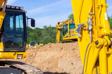 Hannover/Almanya-2 Haziran 2019: Komatsu ekskavatörü Hannover 'de bir inşaat alanında duruyor.