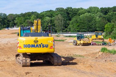 Hannover/Almanya-2 Haziran 2019: Komatsu ekskavatör ve diğer İnşaat araçları Hannover 'de bir inşaat alanında duruyor.