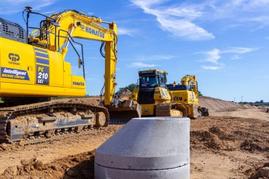 Hannover/Almanya-2 Haziran 2019: Komatsu ekskavatör ve diğer İnşaat araçları Hannover 'de bir inşaat alanında duruyor.