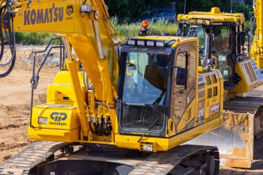 Hannover/Almanya-2 Haziran 2019: Komatsu ekskavatörü Hannover 'de bir inşaat alanında duruyor.