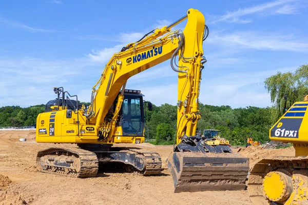 Hannover/Almanya-2 Haziran 2019: Komatsu ekskavatörü Hannover 'de bir inşaat alanında duruyor.