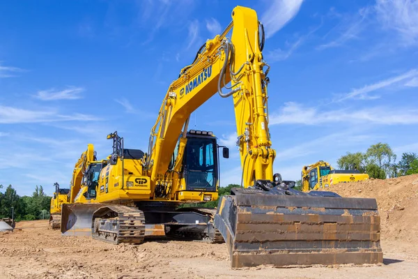 Hannover/Almanya-2 Haziran 2019: Komatsu ekskavatörü Hannover 'de bir inşaat alanında duruyor.