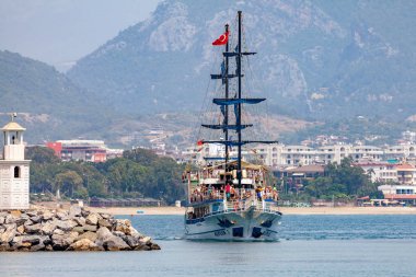 Alanya/Türkiye-3 Haziran 2019: Alanya sahilinde korsan partisi gemisi yelken, Türkiye.