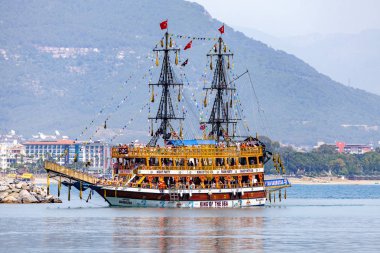 Alanya/Türkiye-3 Haziran 2019: Alanya sahilinde korsan partisi gemisi yelken, Türkiye.