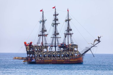 Alanya/Türkiye-3 Haziran 2019: Alanya sahilinde korsan partisi gemisi yelken, Türkiye.