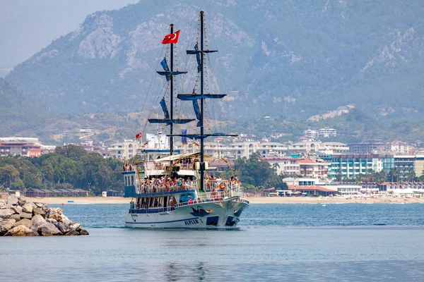 Alanya/Türkiye-3 Haziran 2019: Alanya sahilinde korsan partisi gemisi yelken, Türkiye.