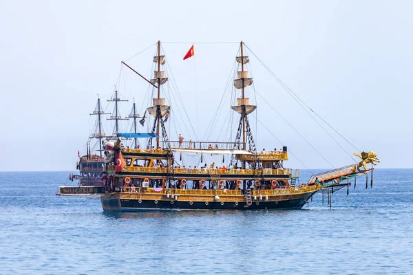 Alanya/Türkiye-3 Haziran 2019: Alanya sahilinde korsan partisi gemisi yelken, Türkiye.