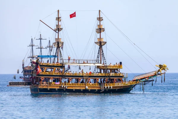 Alanya/Türkiye-3 Haziran 2019: Alanya sahilinde korsan partisi gemisi yelken, Türkiye.