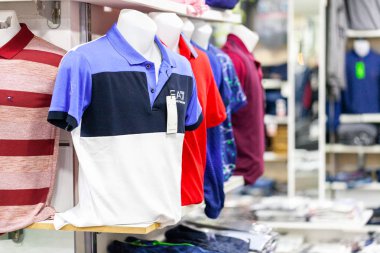 Alanya/Türkiye-1 Haziran 2019: giyim Emporio Armani Alanya 'da bir kıyafet dükkanında bir kukla tarafından yorgun, Türkiye.