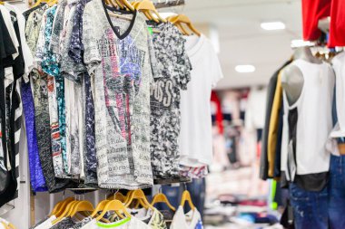 Alanya/Türkiye-1 Haziran 2019: çeşitli şubelerden giysiler, Alanya 'da bir giyim dükkanında giysi askısı üzerinde asılı kalıyor.