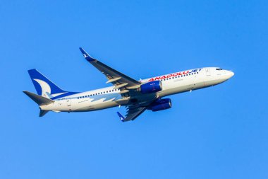 Antalya/Türkiye-6 Haziran 2019: Boing 737-800 from AnadoluJet Havaalanı Antalya, Türkiye üzerinden uçar.