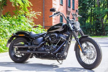 Wunstorf / Almanya - 7 Haziran 2019: Harley Davidson motosikleti bir caddede duruyor. Harley Davidson, 1903 yılında Milwaukee, Wisconsin 'de kurulan Amerikan motosiklet üreticisi..