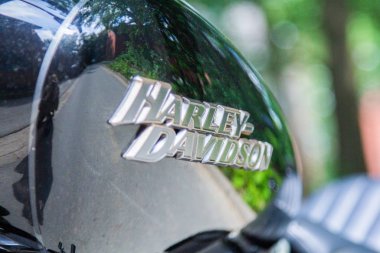 Wunstorf / Almanya - 7 Haziran 2019: Siyah motosiklet üzerinde Harley Davidson logosu. Harley Davidson, 1903 yılında Milwaukee, Wisconsin 'de kurulan Amerikan motosiklet üreticisi..