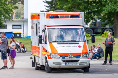 Augustdorf / Almanya - 15 Haziran 2019: Deutsches rotes Kreuz Alman ambulans aracı Augustdorf kamu olay açık gün duruyor.
