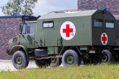 Augustdorf / Almanya - 15 Haziran 2019: Alman askeri ambulans aracı 