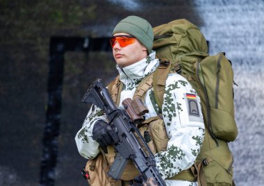 Augustdorf / Almanya - 15 Haziran 2019: Kar kamuflajı kıyafetli Alman dağ polisi Bundeswehr 2019 Günü'nde sahnede yürüyor.
