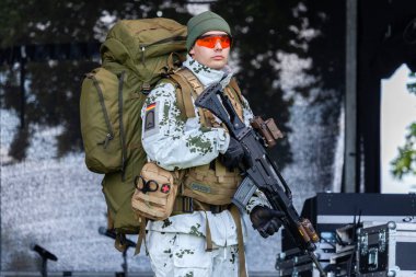 Augustdorf / Almanya - 15 Haziran 2019: Kar kamuflajı kıyafetli Alman dağ polisi Bundeswehr 2019 Günü'nde sahnede yürüyor.