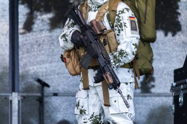 Augustdorf / Almanya - 15 Haziran 2019: Kar kamuflajı kıyafetli Alman dağ polisi Bundeswehr 2019 Günü'nde sahnede yürüyor.