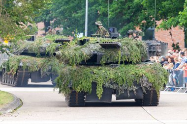 Augustdorf / Almanya - 15 Haziran 2019: Alman ana muharebe tankı Leopard 2a6, Bundeswehr 2019'un halka açık etkinliği Günü'nde taktik gösteriyapıyor.