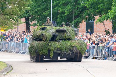 Augustdorf / Almanya - 15 Haziran 2019: Alman ana muharebe tankı Leopard 2a6, Bundeswehr 2019'un halka açık etkinliği Günü'nde taktik gösteriyapıyor.