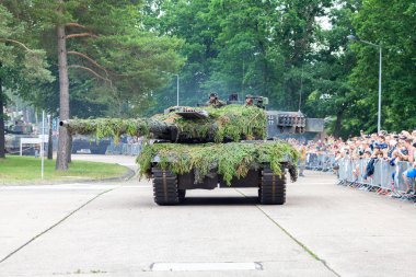 Augustdorf / Almanya - 15 Haziran 2019: Alman ana muharebe tankı Leopard 2a6, Bundeswehr 2019'un halka açık etkinliği Günü'nde taktik gösteriyapıyor.