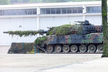 Augustdorf / Almanya - 15 Haziran 2019: Alman ana muharebe tankı Leopard 2a6, Bundeswehr 2019'un halka açık etkinliği Günü'nde taktik gösteriyapıyor.