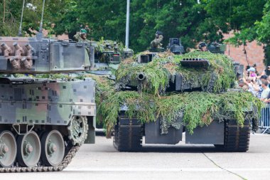 Augustdorf / Almanya - 15 Haziran 2019: Alman ana muharebe tankı Leopard 2a6, Bundeswehr 2019'un halka açık etkinliği Günü'nde taktik gösteriyapıyor.