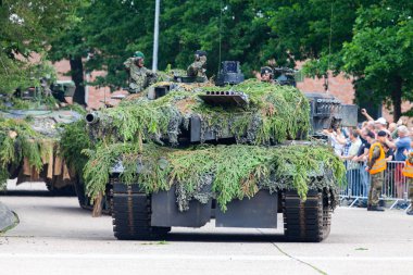 Augustdorf / Almanya - 15 Haziran 2019: Alman ana muharebe tankı Leopard 2a6, Bundeswehr 2019'un halka açık etkinliği Günü'nde taktik gösteriyapıyor.