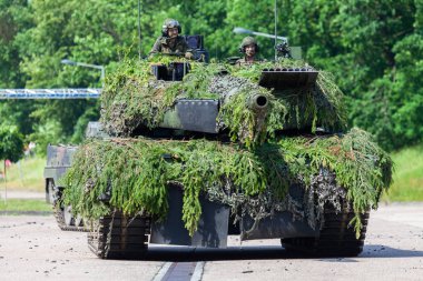 Augustdorf / Almanya - 15 Haziran 2019: Alman ana muharebe tankı Leopard 2a6, Bundeswehr 2019'un halka açık etkinliği Günü'nde taktik gösteriyapıyor.