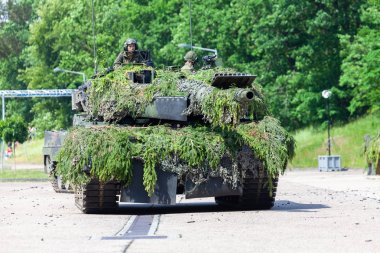 Augustdorf / Almanya - 15 Haziran 2019: Alman ana muharebe tankı Leopard 2a6, Bundeswehr 2019'un halka açık etkinliği Günü'nde taktik gösteriyapıyor.