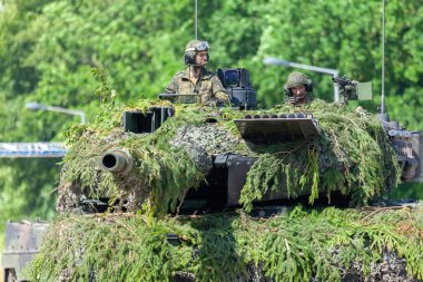 Augustdorf / Almanya - 15 Haziran 2019: Alman ana muharebe tankı Leopard 2a6, Bundeswehr 2019'un halka açık etkinliği Günü'nde taktik gösteriyapıyor.