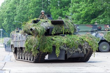 Augustdorf / Almanya - 15 Haziran 2019: Alman ana muharebe tankı Leopard 2a6, Bundeswehr 2019'un halka açık etkinliği Günü'nde taktik gösteriyapıyor.