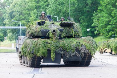 Augustdorf / Almanya - 15 Haziran 2019: Alman ana muharebe tankı Leopard 2a6, Bundeswehr 2019'un halka açık etkinliği Günü'nde taktik gösteriyapıyor.