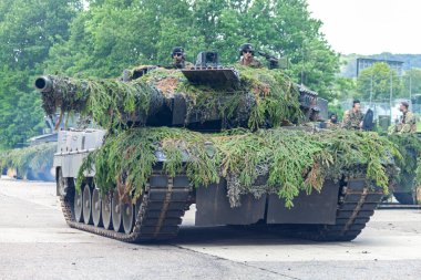 Augustdorf / Almanya - 15 Haziran 2019: Alman ana muharebe tankı Leopard 2a6, Bundeswehr 2019'un halka açık etkinliği Günü'nde taktik gösteriyapıyor.