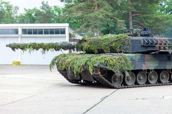 戦術デモンストレーションでドイツの主力戦車 — ストック写真