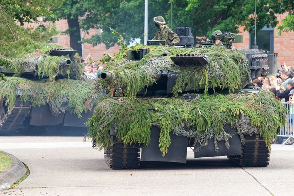 Augustdorf / Almanya - 15 Haziran 2019: Alman ana muharebe tankı Leopard 2a6, Bundeswehr 2019'un halka açık etkinliği Günü'nde taktik gösteriyapıyor.