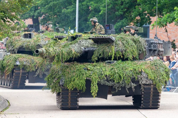 Augustdorf / Almanya - 15 Haziran 2019: Alman ana muharebe tankı Leopard 2a6, Bundeswehr 2019'un halka açık etkinliği Günü'nde taktik gösteriyapıyor.